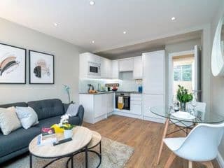 Morden & Comtempery 2 Bed Flat, In Shepherds bush