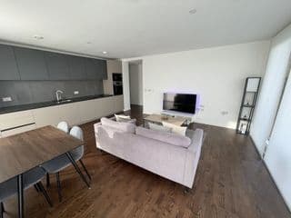 Immaculate 2bed apartment in London- city views - Photo 2