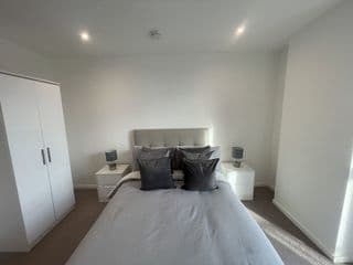 Immaculate 2bed apartment in London- city views - Photo 3