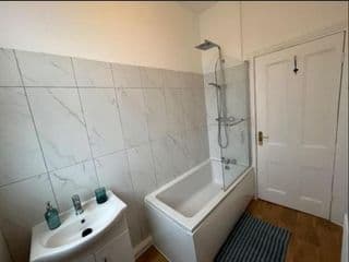 Two Bedroom Flat in London - Photo 16