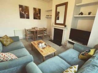 Two Bedroom Flat in London - Photo 5