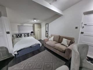 Studio Near Upton Park Station - Photo 2