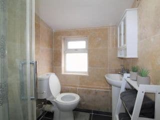 Studio Near Upton Park Station - Photo 4