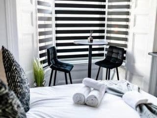 Stylish self-contained studio 1 - Photo 11