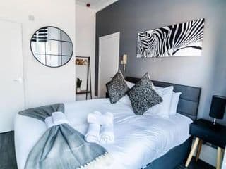 Stylish self-contained studio 1 - Photo 12
