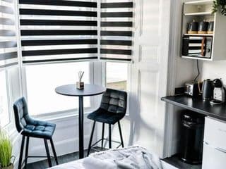 Stylish self-contained studio 1 - Photo 13