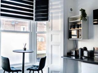 Stylish self-contained studio 1 - Photo 14