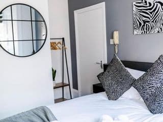 Stylish self-contained studio 1 - Photo 15