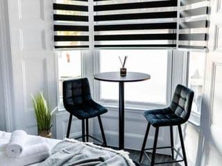 Stylish self-contained studio 1 - Photo 16