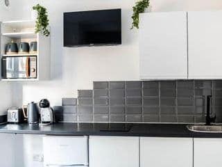 Stylish self-contained studio 1 - Photo 17