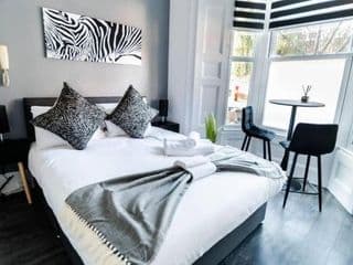 Stylish self-contained studio 1 - Photo 3