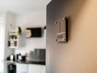 Stylish self-contained studio 1 - Photo 5