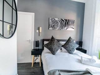 Stylish self-contained studio 1 - Photo 8