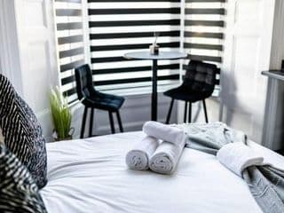Stylish self-contained studio 1 - Photo 9