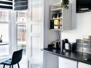 Stylish self-contained studio 1 - Photo 10