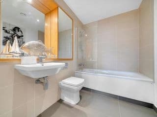 SkyCity Modern 2Bed 2Bath Penthouse Apartment - Photo 23