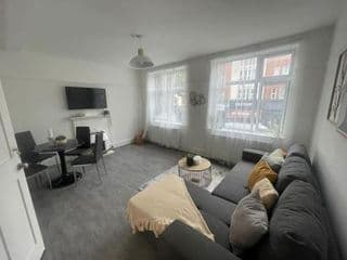 Lovable 2 Bedroom Flat On Tower Bridge