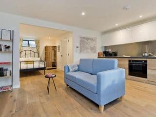 Luxury one bedroom Greenwich studio apartment near Canary Wharf by UnderTheDoormat
