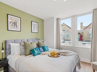 NEW Stunning 3 Bed Apt with Outside Space - Photo 11