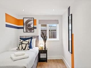 NEW Stunning 3 Bed Apt with Outside Space - Photo 12