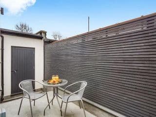 NEW Stunning 3 Bed Apt with Outside Space - Photo 13