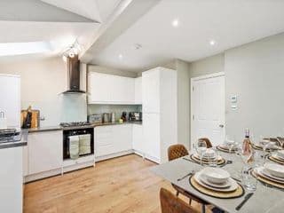NEW Stunning 3 Bed Apt with Outside Space - Photo 14