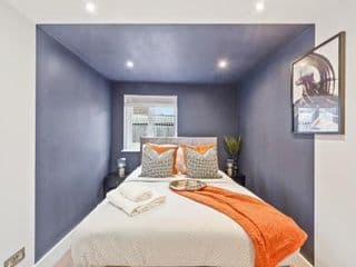 NEW Stunning 3 Bed Apt with Outside Space - Photo 18
