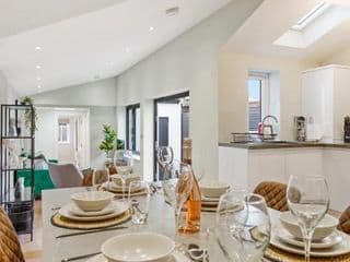 NEW Stunning 3 Bed Apt with Outside Space - Photo 19