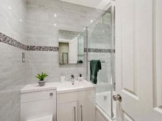 NEW Stunning 3 Bed Apt with Outside Space - Photo 20