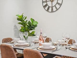 NEW Stunning 3 Bed Apt with Outside Space - Photo 5