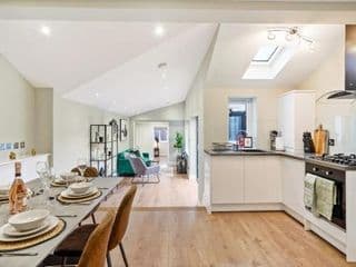 NEW Stunning 3 Bed Apt with Outside Space - Photo 6