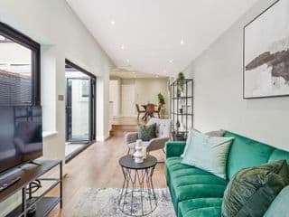 NEW Stunning 3 Bed Apt with Outside Space - Photo 7