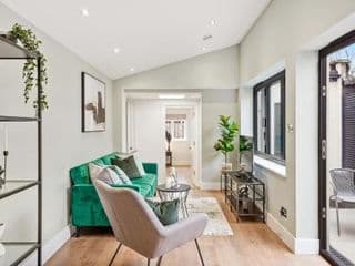 NEW Stunning 3 Bed Apt with Outside Space - Photo 8