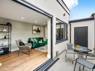 NEW Stunning 3 Bed Apt with Outside Space - Photo 9
