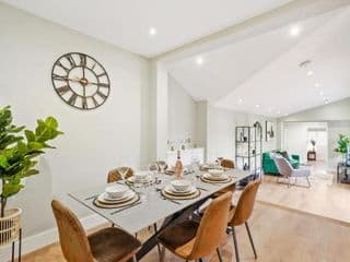 NEW Stunning 3 Bed Apt with Outside Space - Photo 10