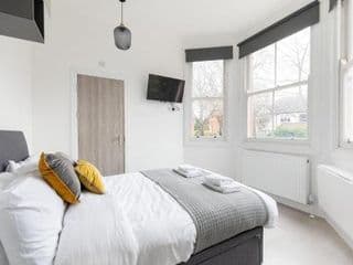 Double Ensuite Room Convenient Location Sleeps 2