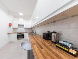 Double Ensuite Room Convenient Location Sleeps 2 - Photo 15