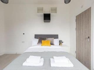 Double Ensuite Room Convenient Location Sleeps 2 - Photo 7