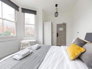 Double Ensuite Room Convenient Location Sleeps 2 - Photo 8