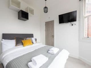 Double Ensuite Room Convenient Location Sleeps 2 - Photo 9
