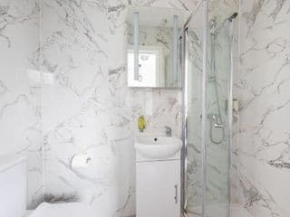 Double Ensuite Room Convenient Location Sleeps 2 - Photo 10