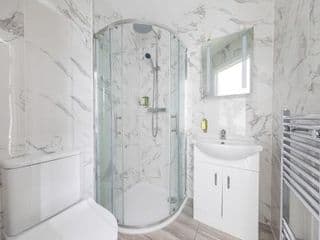 Ensuite Bedroom Sleeps 2 Close to Tufnell Park - Photo 8