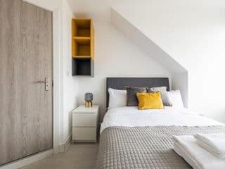 Hotel To Celebrate Life Lovely Double Bedroom - Photo 8
