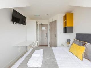Hotel To Celebrate Life Lovely Double Bedroom - Photo 9