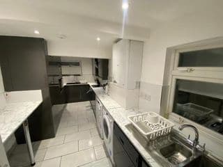 Luxury 4 bedroom house - Photo 3