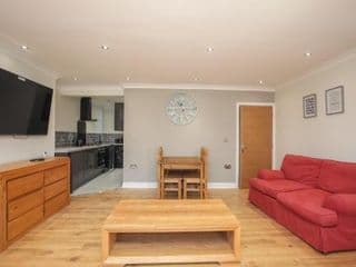 Riverside 2 Bedroom Central Kingston Flat