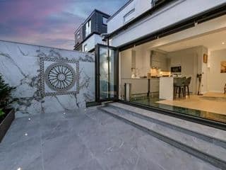 Ground Floor Luxury Flat with Free Parking