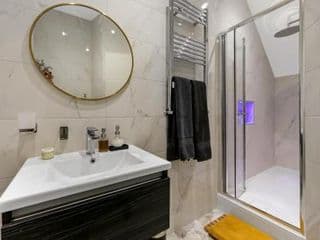 Ground Floor Luxury Flat with Free Parking - Photo 11