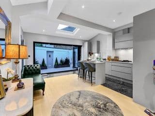 Ground Floor Luxury Flat with Free Parking - Photo 6