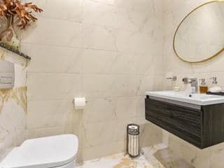Ground Floor Luxury Flat with Free Parking - Photo 7